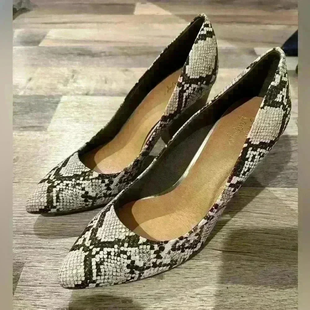 Crown vintage animal print shoes size 10
